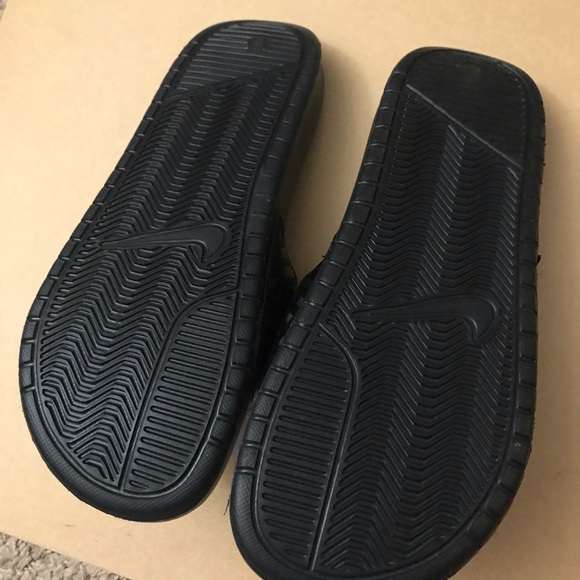 Nike black sandals - Picture 2 of 2